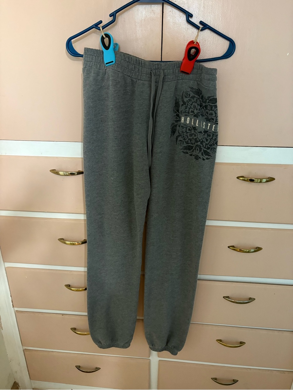 Hollister Gray Women’s Sweatpants with Floral Crest Logo